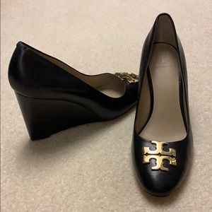 BRAND NEW Tory Burch wedges